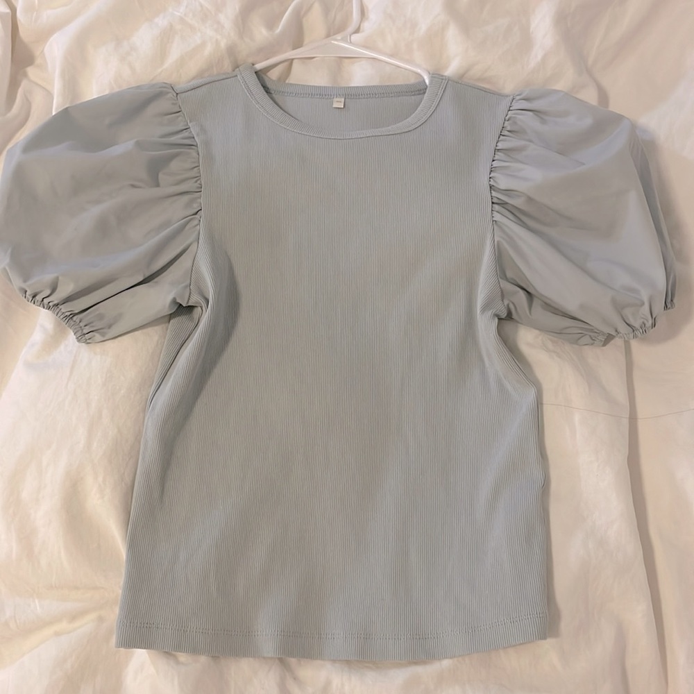 A top with puffed up short sleeves!! It is from GU( Japanese brand). Color:Green